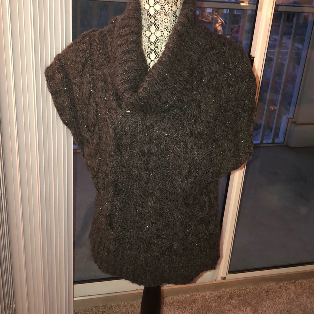 Sleeveless wool cowl neck sweater